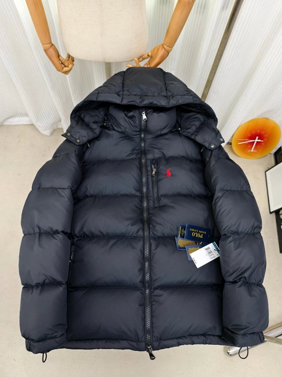 Polo Ralph Lauren 2025 Pony Embroidered Shiny Half High Collar Down Jacket, with a sleek cut for a sleek look, returns to the hustle and bustle of the city
