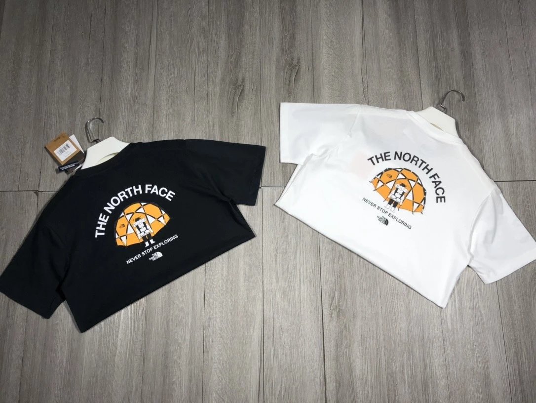 最新小方标 卡通露营情侣款TNF UE系列卡通人物露营图案元素圆领休闲纯棉短袖T恤情侣款


NFOA7WEI THE NORTH F 2