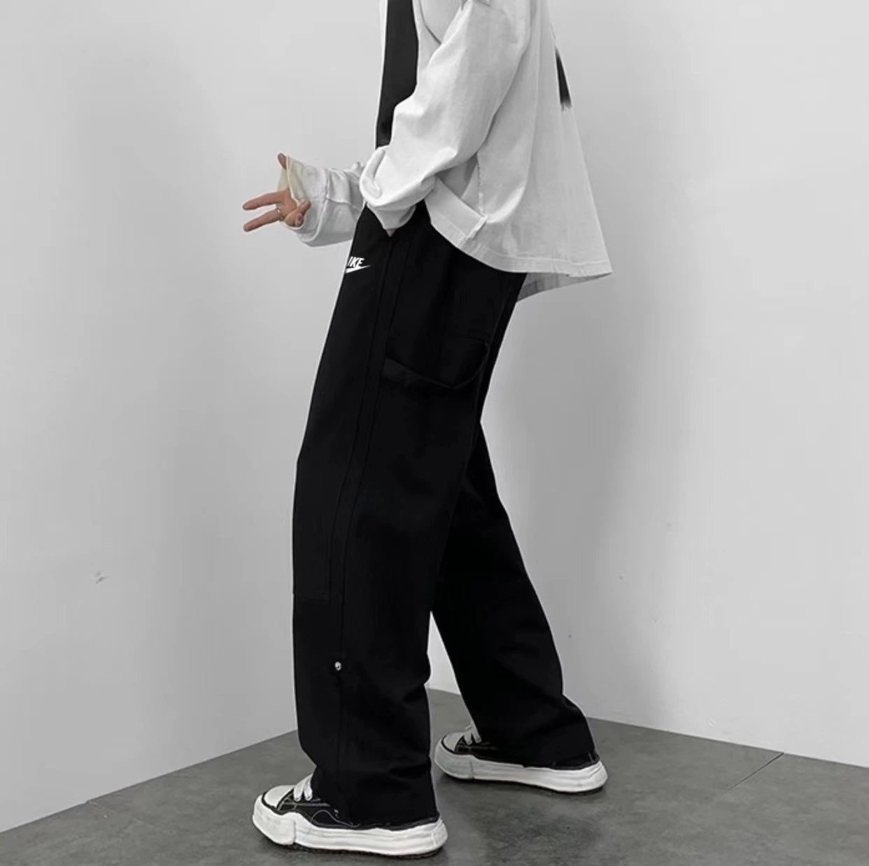 Nike耐克 22ss海外版限定拼接直筒机能工装裤休闲裤拖地裤长裤
男女同款情侣款耐克今年最新款工装裤采用多处拼接设计裤前耐克经典logo裤脚为翻边排扣设计细 9