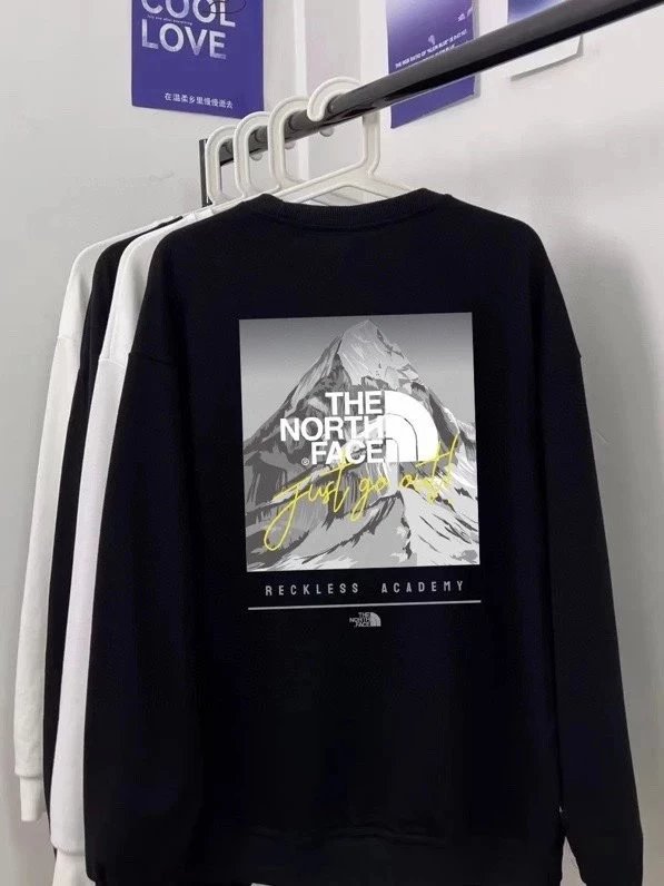 北面山峰签名卫衣
北面TNF联名款雪山字母logo印花系列情侣卫衣
这款卫衣看似简单但是版型真的是十分的出众无论帅哥还是美女都可以轻松驾驭多重风格可以随意转换百搭单品必须入手面料采用30 7
