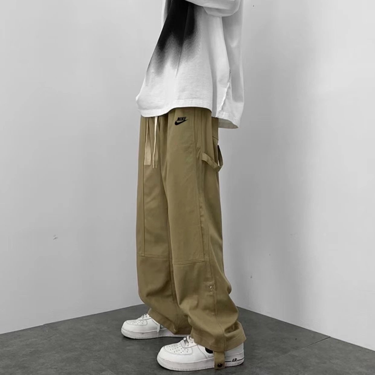 Nike耐克 22ss海外版限定拼接直筒机能工装裤休闲裤拖地裤长裤
男女同款情侣款耐克今年最新款工装裤采用多处拼接设计裤前耐克经典logo裤脚为翻边排扣设计细 5
