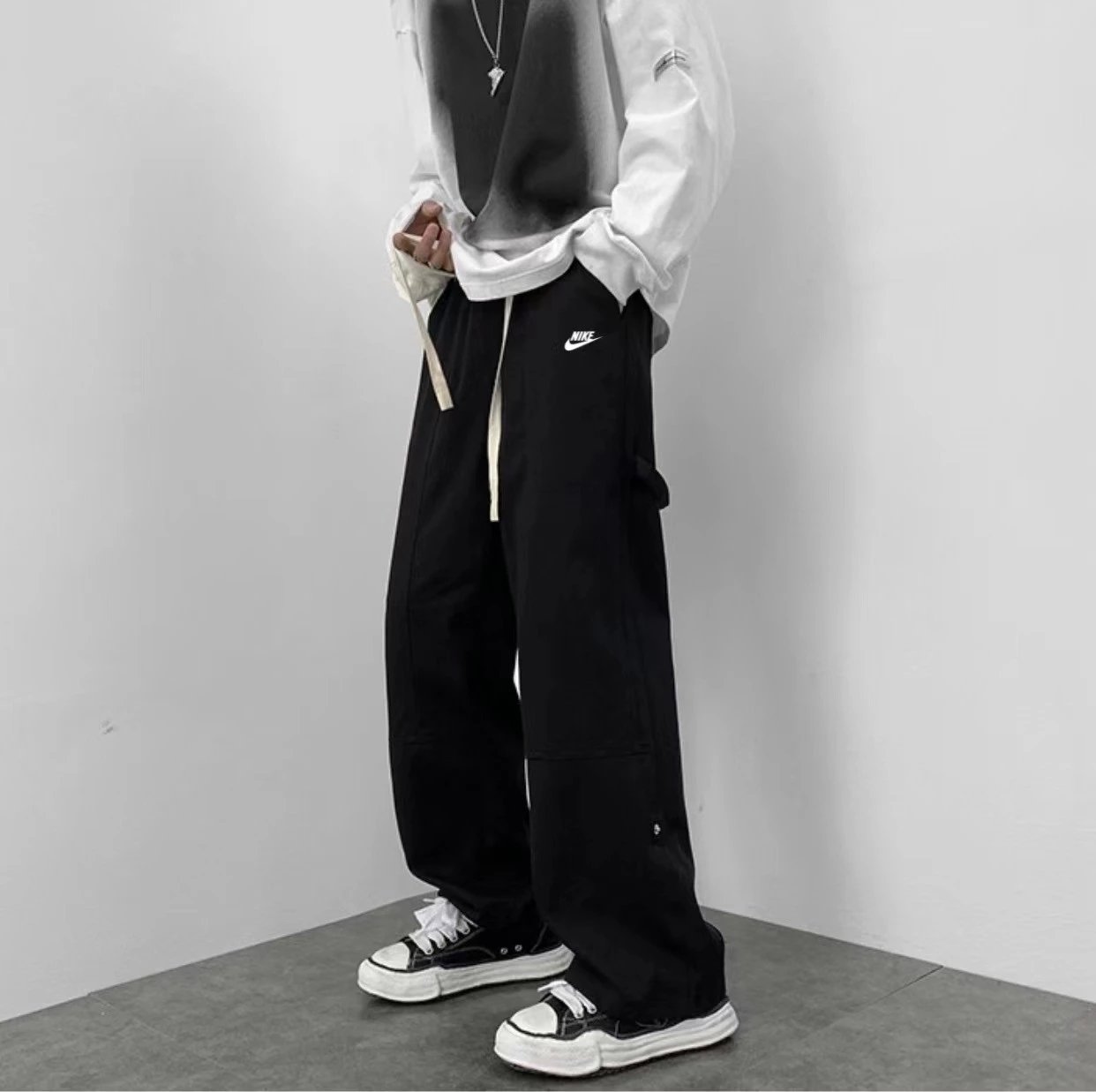 Nike耐克 22ss海外版限定拼接直筒机能工装裤休闲裤拖地裤长裤
男女同款情侣款耐克今年最新款工装裤采用多处拼接设计裤前耐克经典logo裤脚为翻边排扣设计细 6