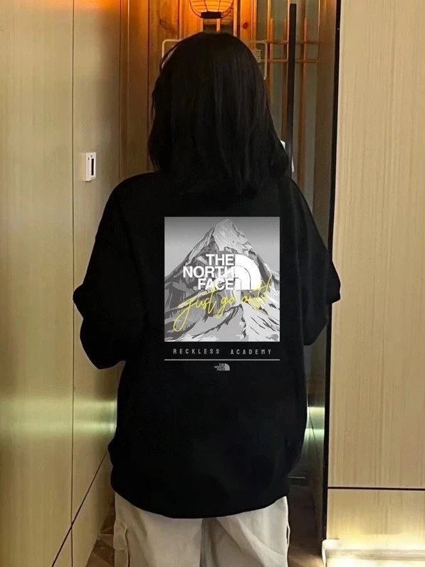 北面山峰签名卫衣
北面TNF联名款雪山字母logo印花系列情侣卫衣
这款卫衣看似简单但是版型真的是十分的出众无论帅哥还是美女都可以轻松驾驭多重风格可以随意转换百搭单品必须入手面料采用30 6
