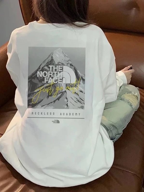 北面山峰签名卫衣
北面TNF联名款雪山字母logo印花系列情侣卫衣
这款卫衣看似简单但是版型真的是十分的出众无论帅哥还是美女都可以轻松驾驭多重风格可以随意转换百搭单品必须入手面料采用30 4