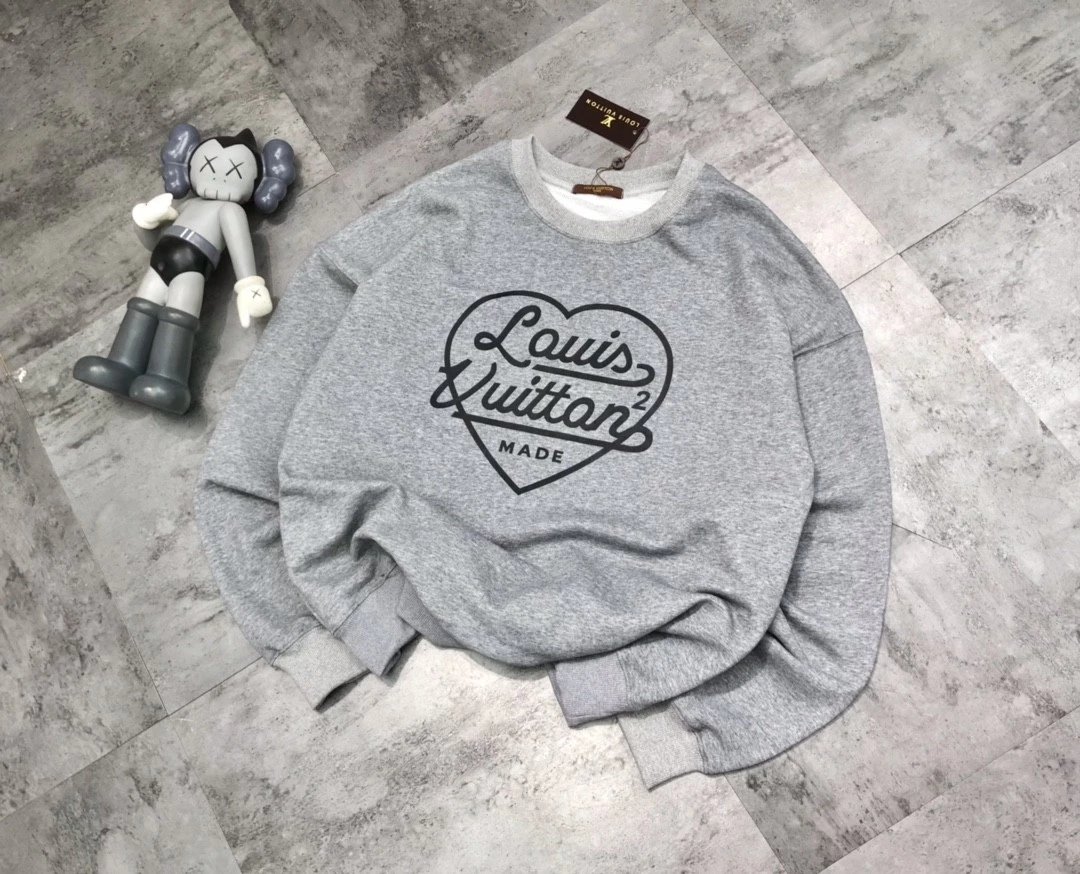 绿牌新春定制款爱心字母圆领卫衣颜色灰色  情侣款简约的设计 百搭的色系 这款卫衣绝对可以撑起你整个衣橱 让你随心搭都好看简单又充满温暖感的图案 色调上统一和谐 让人