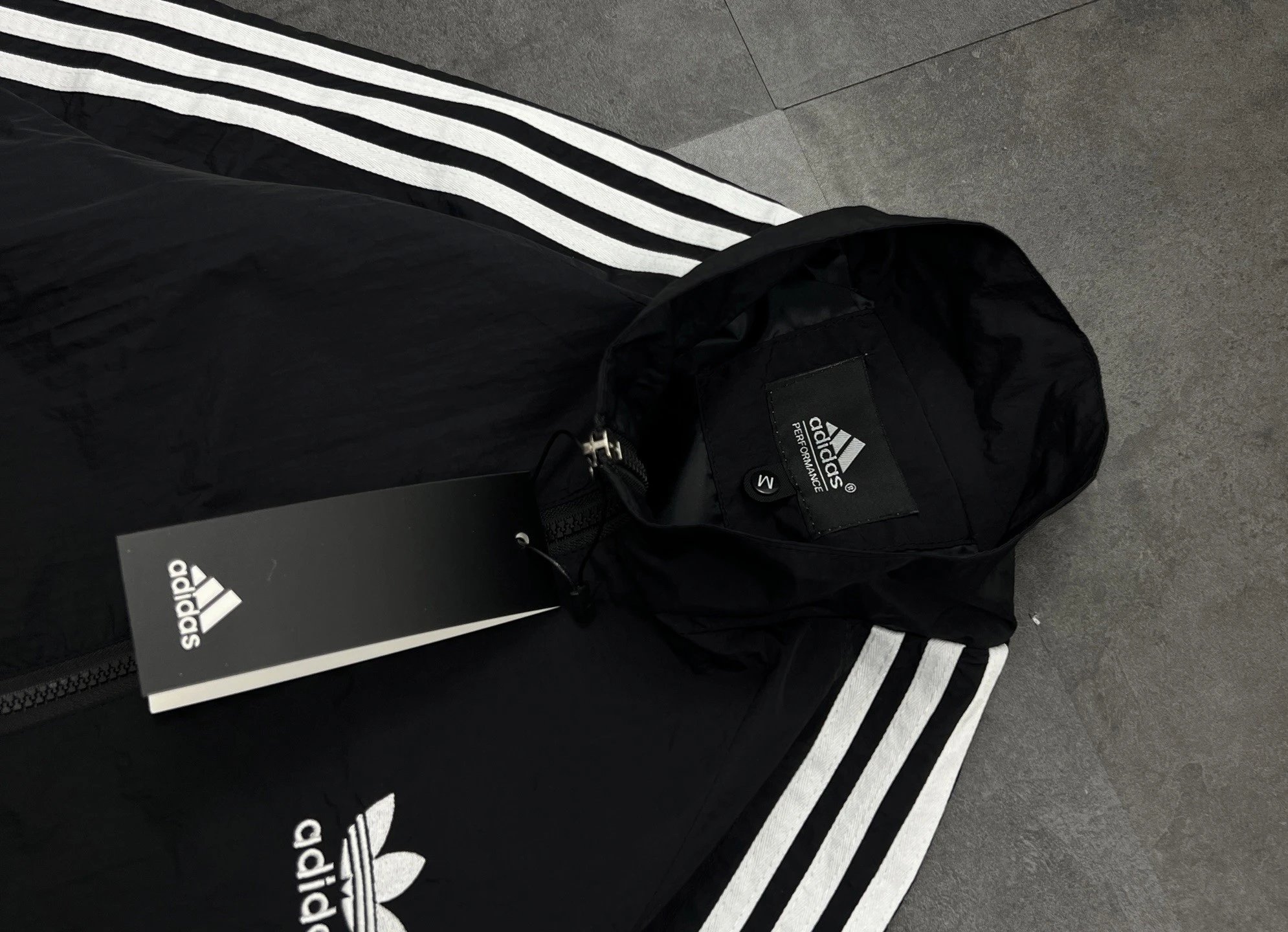 2026ss夏季新品Adidas阿迪达斯三叶草高格调情侣款夹克把质感焊在身上

 Adidas三叶草防晒夹克机能美学的松弛感

谁懂啊这件阿迪达 3