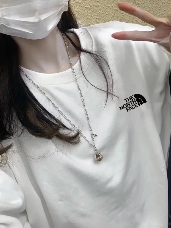 北面山峰签名卫衣
北面TNF联名款雪山字母logo印花系列情侣卫衣
这款卫衣看似简单但是版型真的是十分的出众无论帅哥还是美女都可以轻松驾驭多重风格可以随意转换百搭单品必须入手面料采用30 3