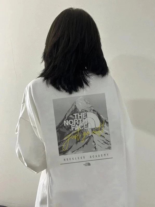 北面山峰签名卫衣
北面TNF联名款雪山字母logo印花系列情侣卫衣
这款卫衣看似简单但是版型真的是十分的出众无论帅哥还是美女都可以轻松驾驭多重风格可以随意转换百搭单品必须入手面料采用30 2