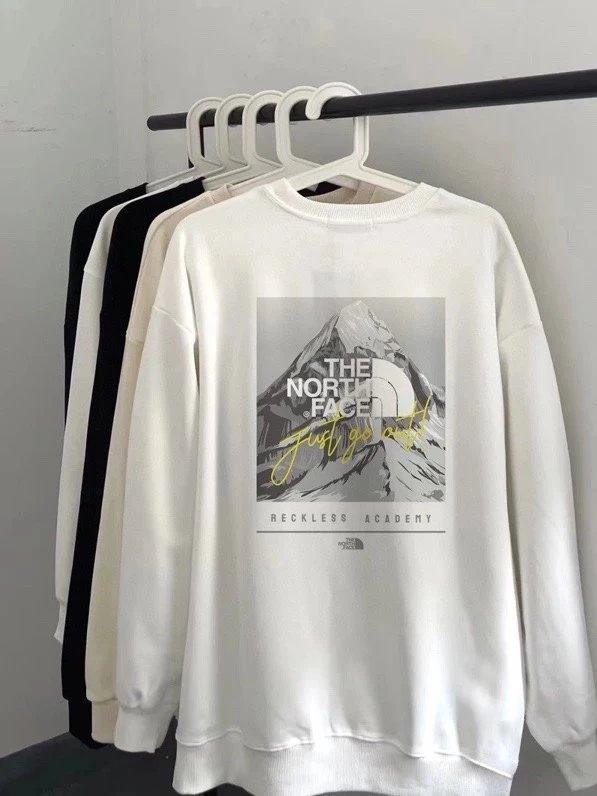 北面山峰签名卫衣
北面TNF联名款雪山字母logo印花系列情侣卫衣
这款卫衣看似简单但是版型真的是十分的出众无论帅哥还是美女都可以轻松驾驭多重风格可以随意转换百搭单品必须入手面料采用30 8