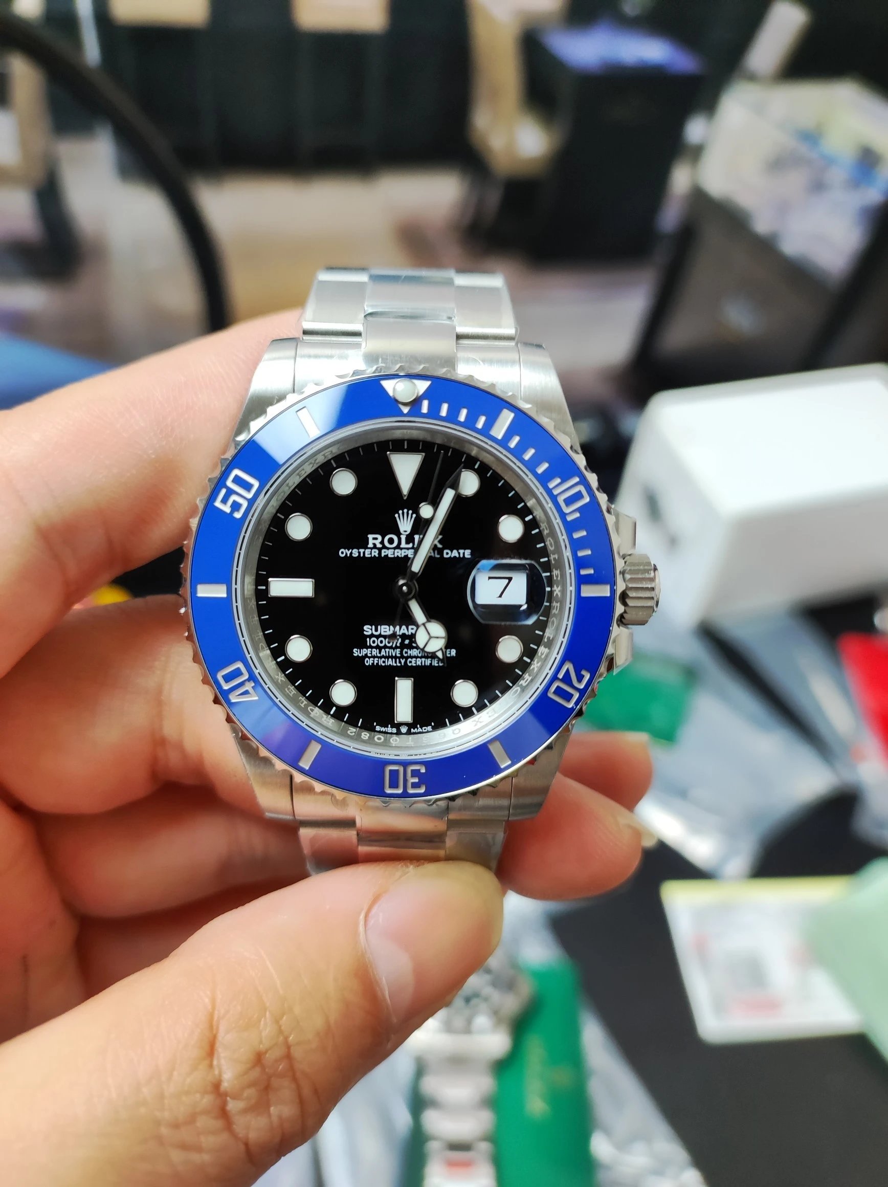 R01EX爆款上新劳潜航者水鬼系列手表男人做梦都想拥有一块劳手表水鬼更是其中的典型代表从水鬼系列诞生到现在现在大家对它的了解都已经很多了总之就是两个字好看
劳力士潜航 11