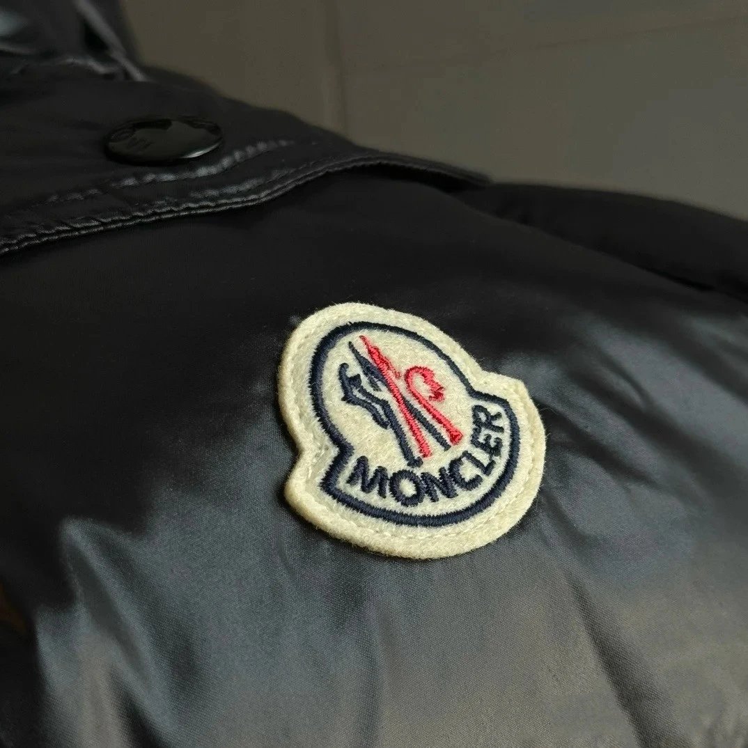 2024ss冬季新款陈奕迅同款蒙口玛雅羽绒服 Moncler Maya 蒙口亮面小标羽绒服 
Moncler Maya 经典之作亮面小标羽绒服 袖口上的口袋与小 7