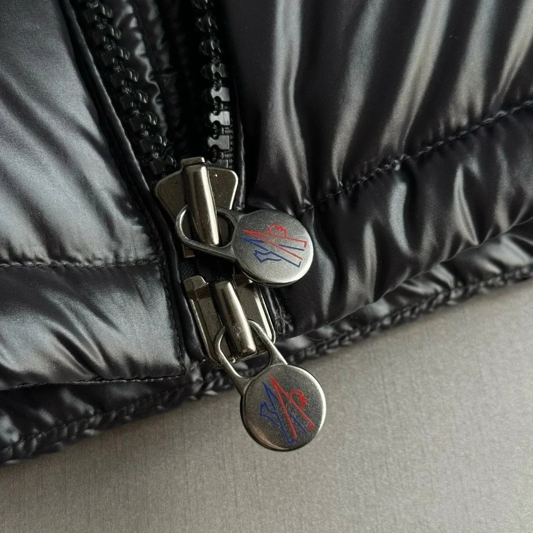 2024ss冬季新款陈奕迅同款蒙口玛雅羽绒服 Moncler Maya 蒙口亮面小标羽绒服 
Moncler Maya 经典之作亮面小标羽绒服 袖口上的口袋与小 8