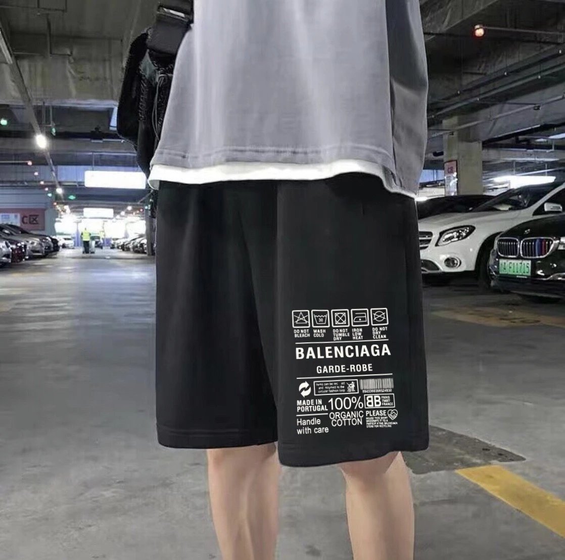 巴黎世家情侣短裤 面料采用纯棉cvc细毛圈面料 透气舒适 不起球不褪色  

精梳拾毛 260g透气舒适 版型立体

双针车外贸拉腰针织工艺 弹力大 

三色齐发 浅麻灰  黑色 

情