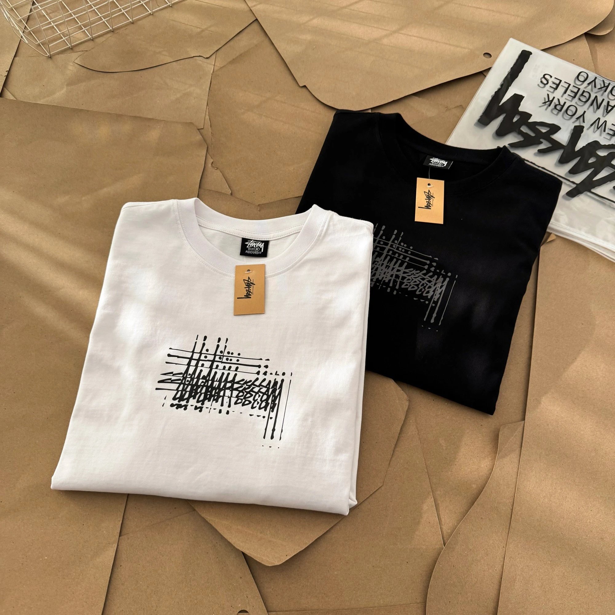 Stussy斯图西REFRACTED TEE 折射幻影logo印花短袖T恤  021

标准版型
男女同款
纯棉260g双纱纯棉面料 透气性 舒适性 功能性全部都做到了极致
前