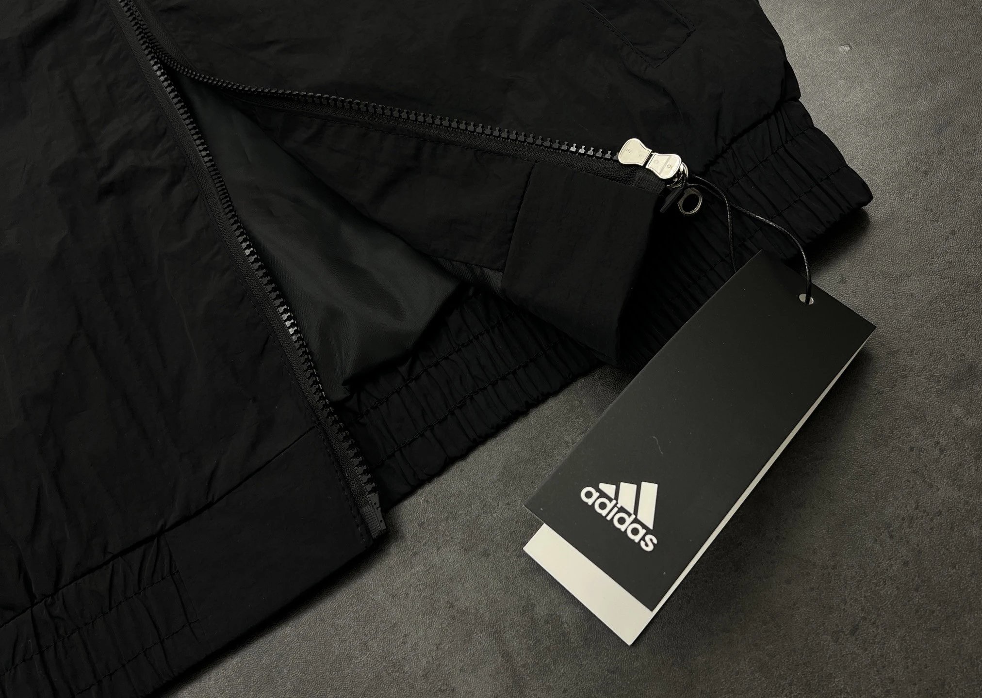 2026ss夏季新品Adidas阿迪达斯三叶草高格调情侣款夹克把质感焊在身上

 Adidas三叶草防晒夹克机能美学的松弛感

谁懂啊这件阿迪达 8