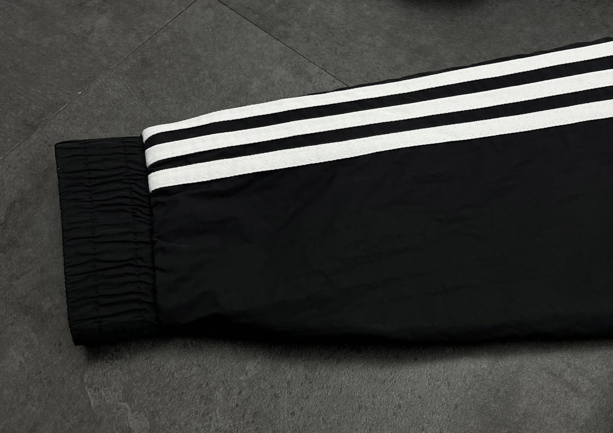 2026ss夏季新品Adidas阿迪达斯三叶草高格调情侣款夹克把质感焊在身上

 Adidas三叶草防晒夹克机能美学的松弛感

谁懂啊这件阿迪达 10