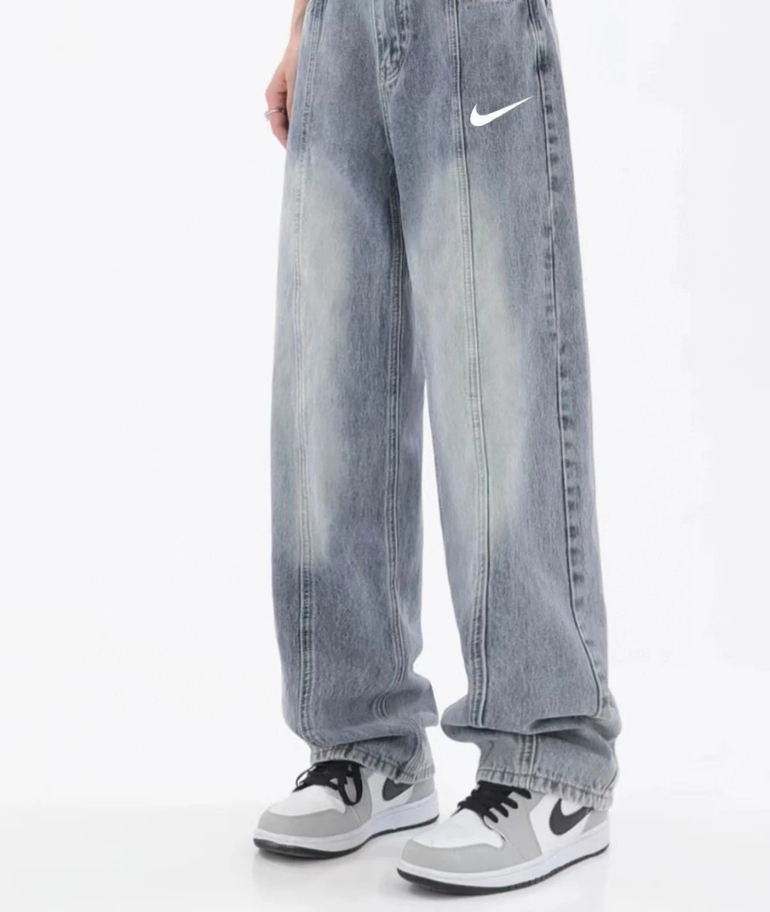 耐克NIKE牛仔裤淡蓝色水洗牛仔复古拼色高质量百搭长裤情侣款起球赔3件不舒适赔4件
区别市场低密度面料细节可见 
表面采用柔软进口水洗紧致牛仔面料
不管 8