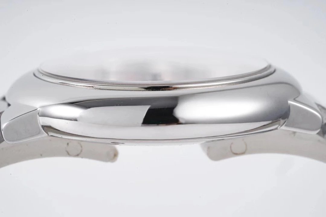 完美的石英版蓝汽球          AF佧家蓝气球33mm        完美的原厂同源表盘 难辩真假    瑞士原装烧钢蓝表针秒杀一切同行    分针中轴与原装机芯 9