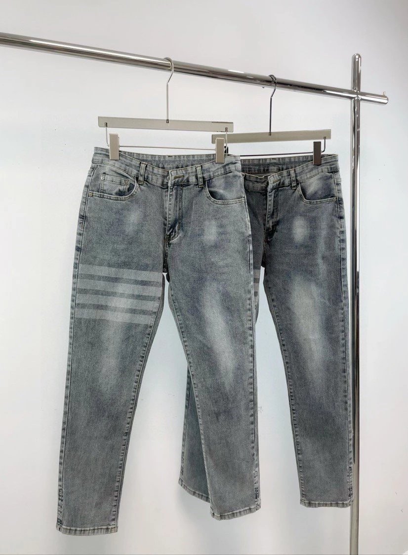 Thom Browne 汤姆布朗水洗灰牛仔裤 四个尺码 胖瘦都能驾驭
上身超帅气有型 男女均可搭配 很适合日常搭配 一年四季皆可穿 自留款推荐入手
