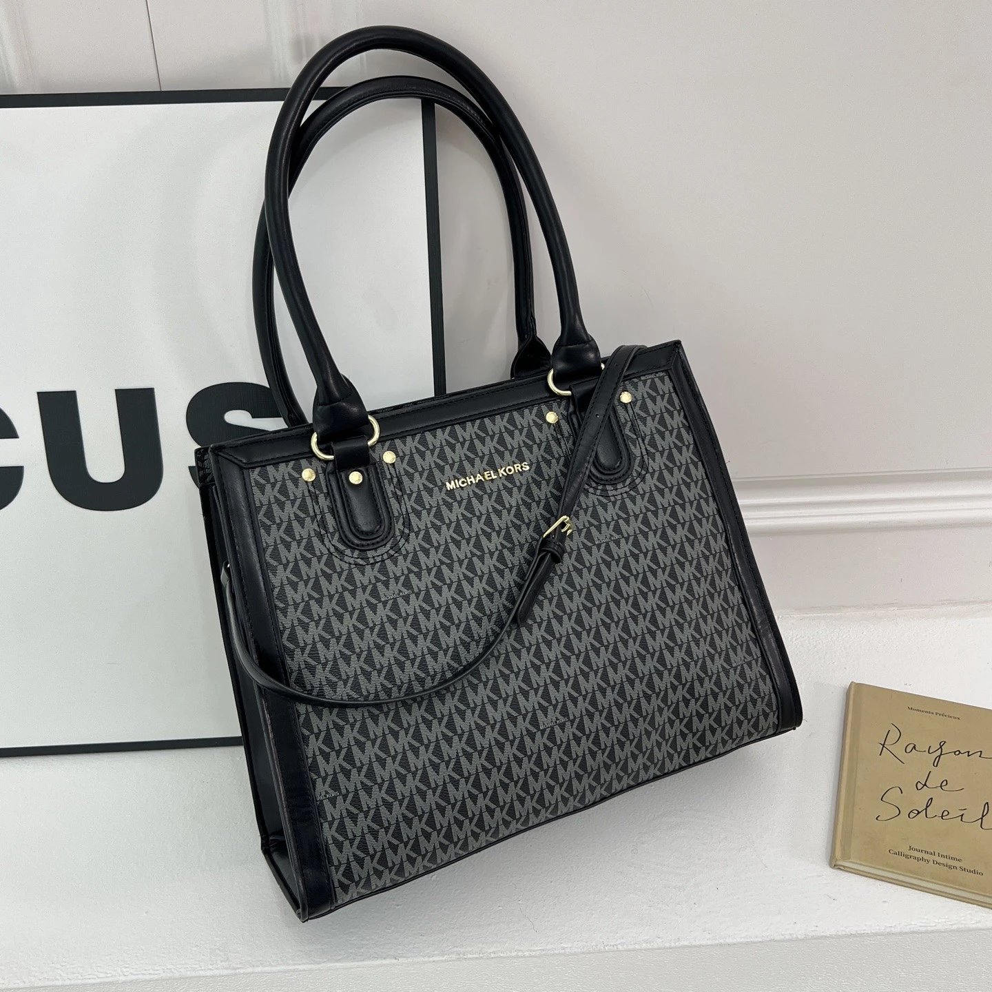 M1CHEL K0RS MK Hope 中号经典复古老花满印托特包 PVC 拼色LOGO坠饰手提包斜挎包 女款 橡果棕色 10