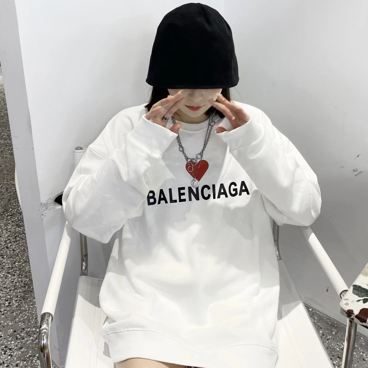 113加绒3P2072ABALENCIAGA巴黎世家21限定款爱心圆领卫衣 情人节限定系列 面料采用500克纯棉加绒面料 下摆袖口定制螺纹 进口环保胶烫花手工丝网工艺 立体结实 印花表面光滑 2