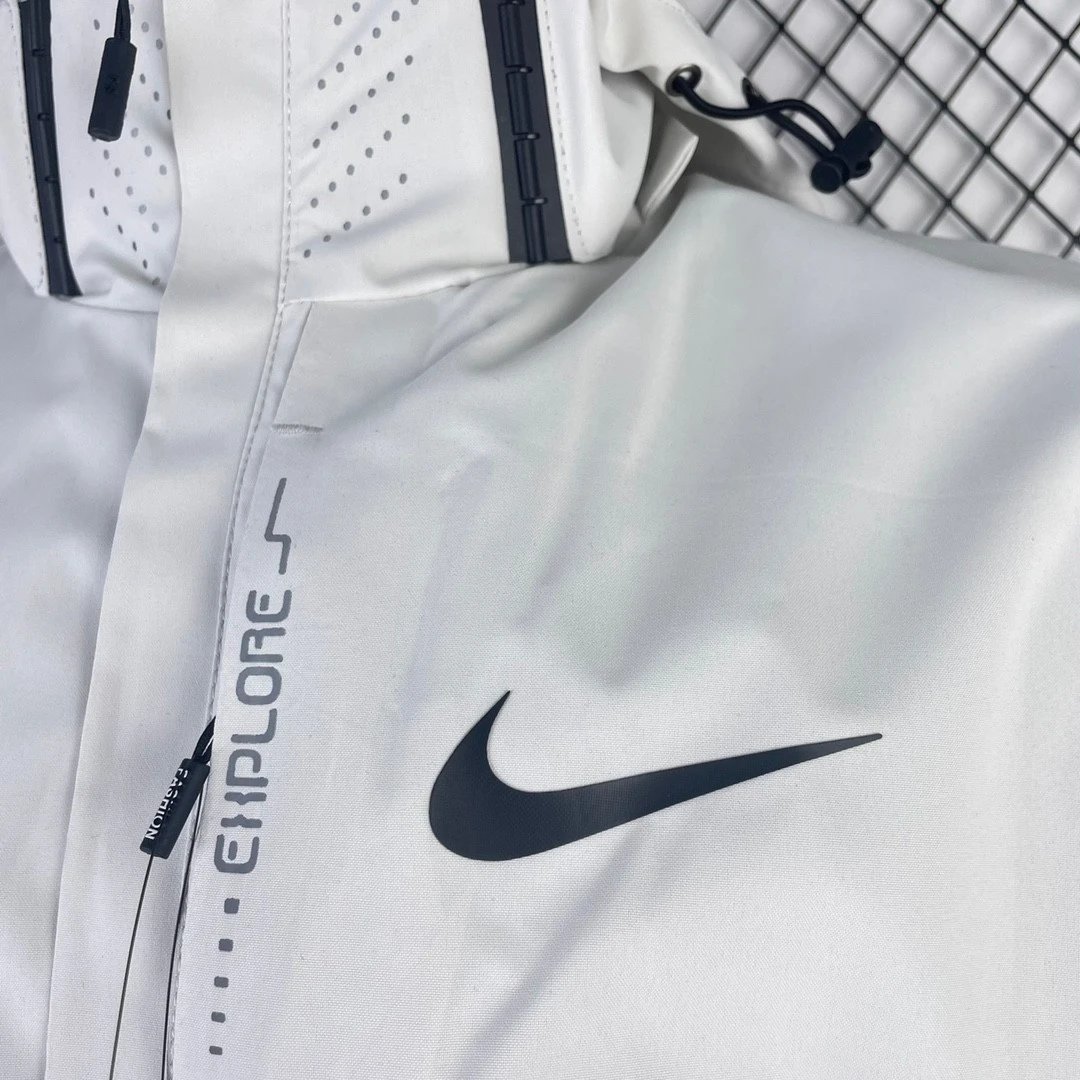 大品牌供货商登山必备户外神器原标吊牌 Nike NBA 耐克冲锋衣2023新款  春秋季户外登山服防风防雨 百搭款  米白色 黑色 两色搭配户外冲锋衣售价6 5