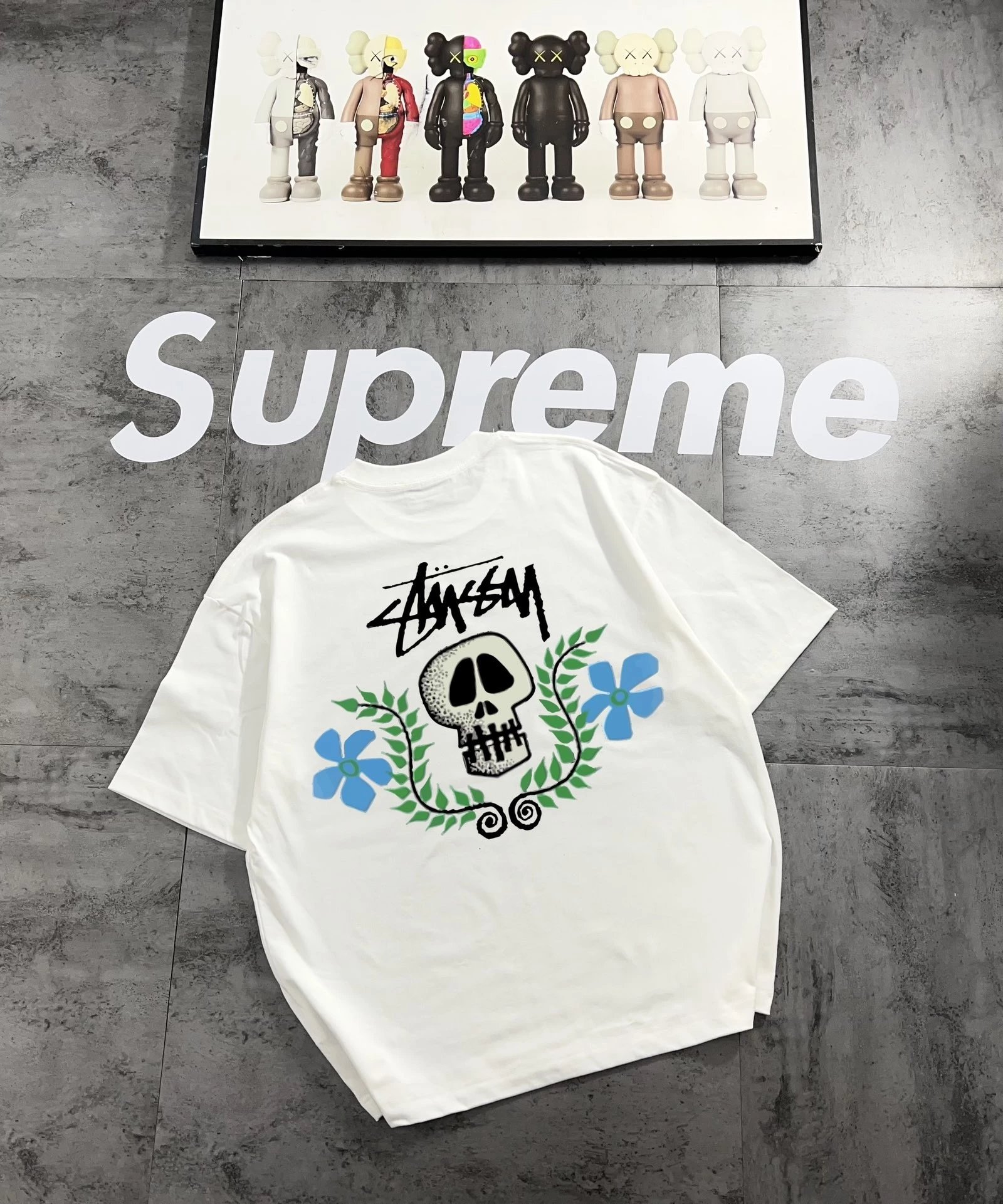 斯图西骷髅花系列  专柜款复古情侣 印花短袖T落肩袖   百分百纯棉重磅精梳棉材质   透气舒适    版型宽松

进口外贸级专柜印花随意搓洗不褪色不变形        