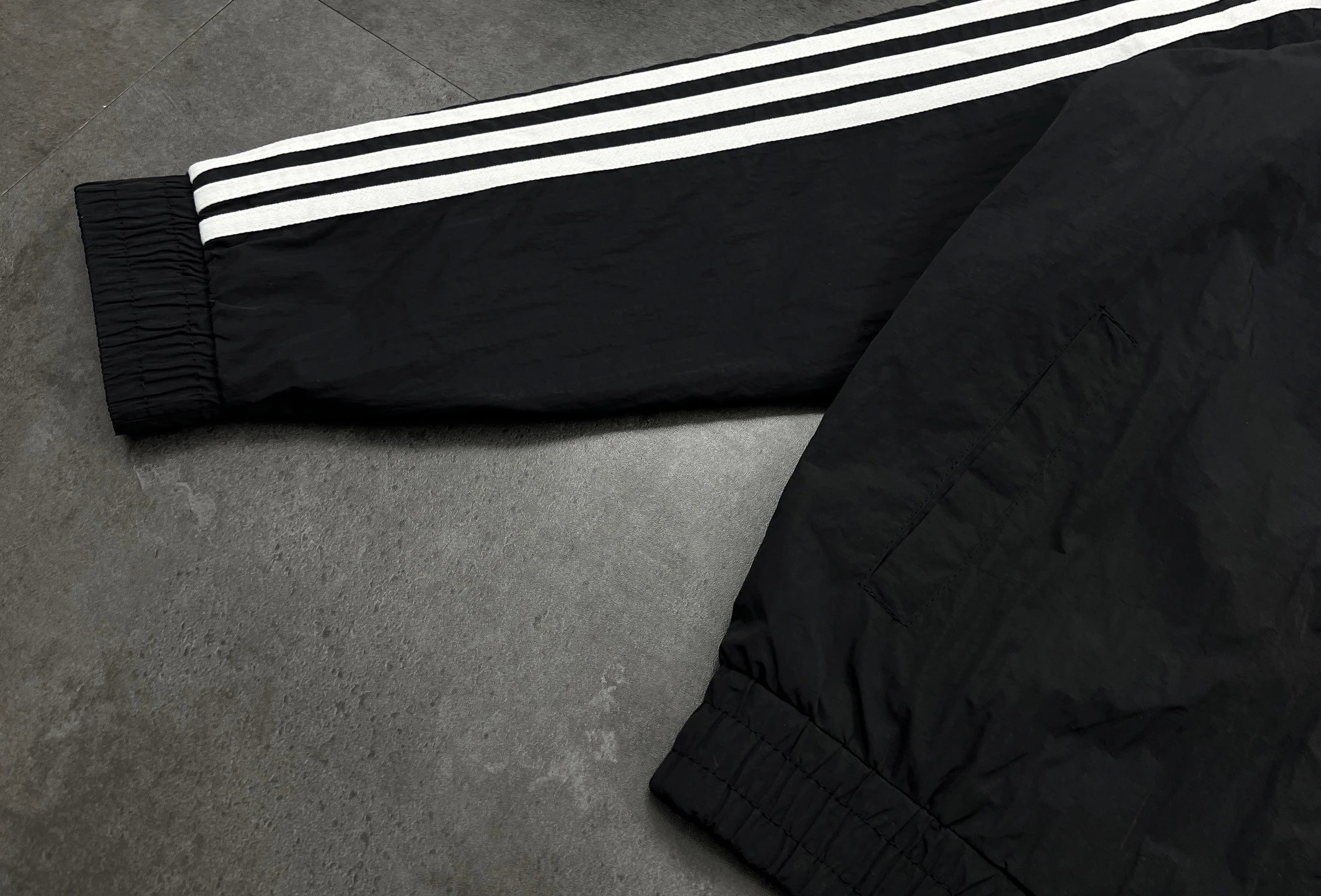 2026ss夏季新品Adidas阿迪达斯三叶草高格调情侣款夹克把质感焊在身上

 Adidas三叶草防晒夹克机能美学的松弛感

谁懂啊这件阿迪达 7