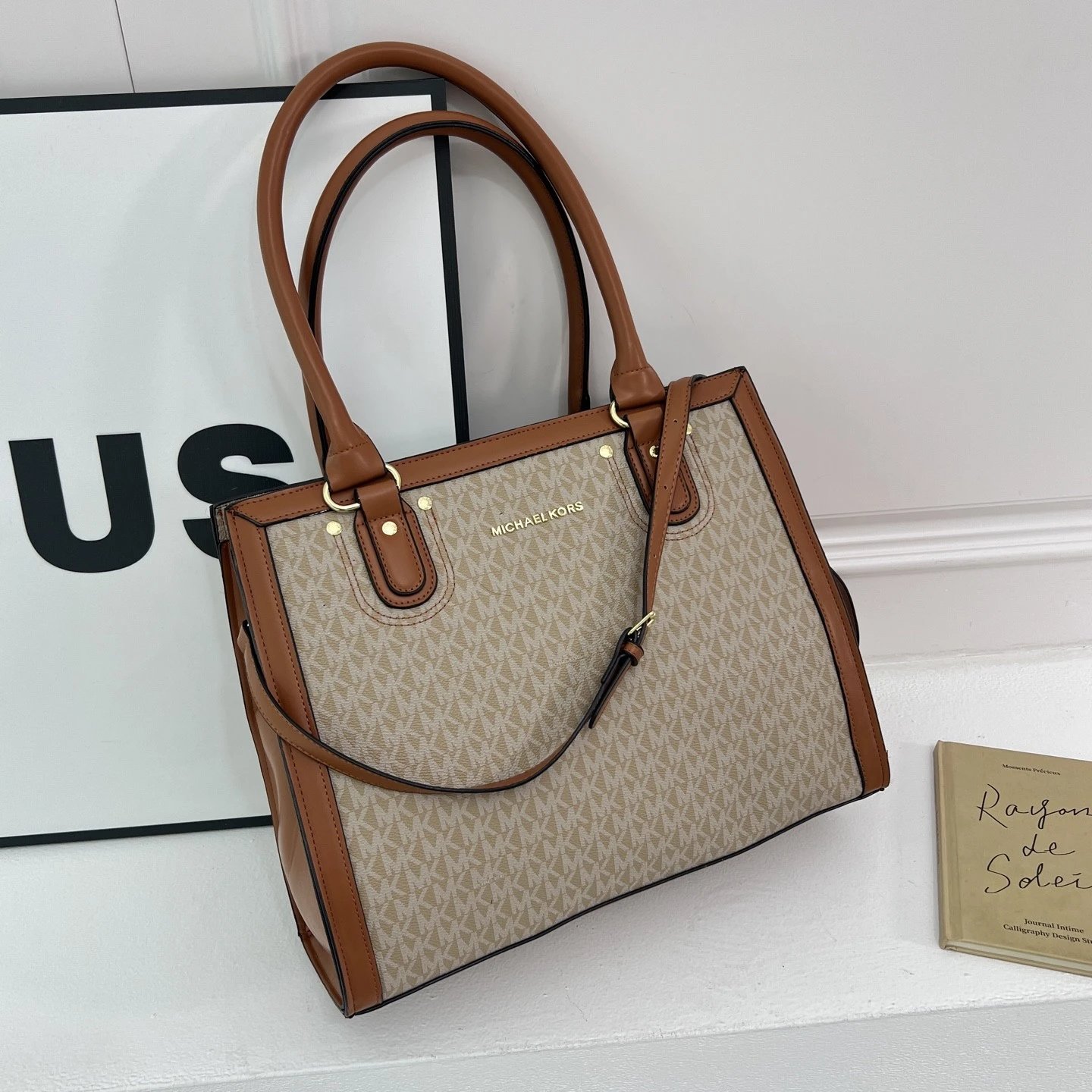 M1CHEL K0RS MK Hope 中号经典复古老花满印托特包 PVC 拼色LOGO坠饰手提包斜挎包 女款 橡果棕色 9