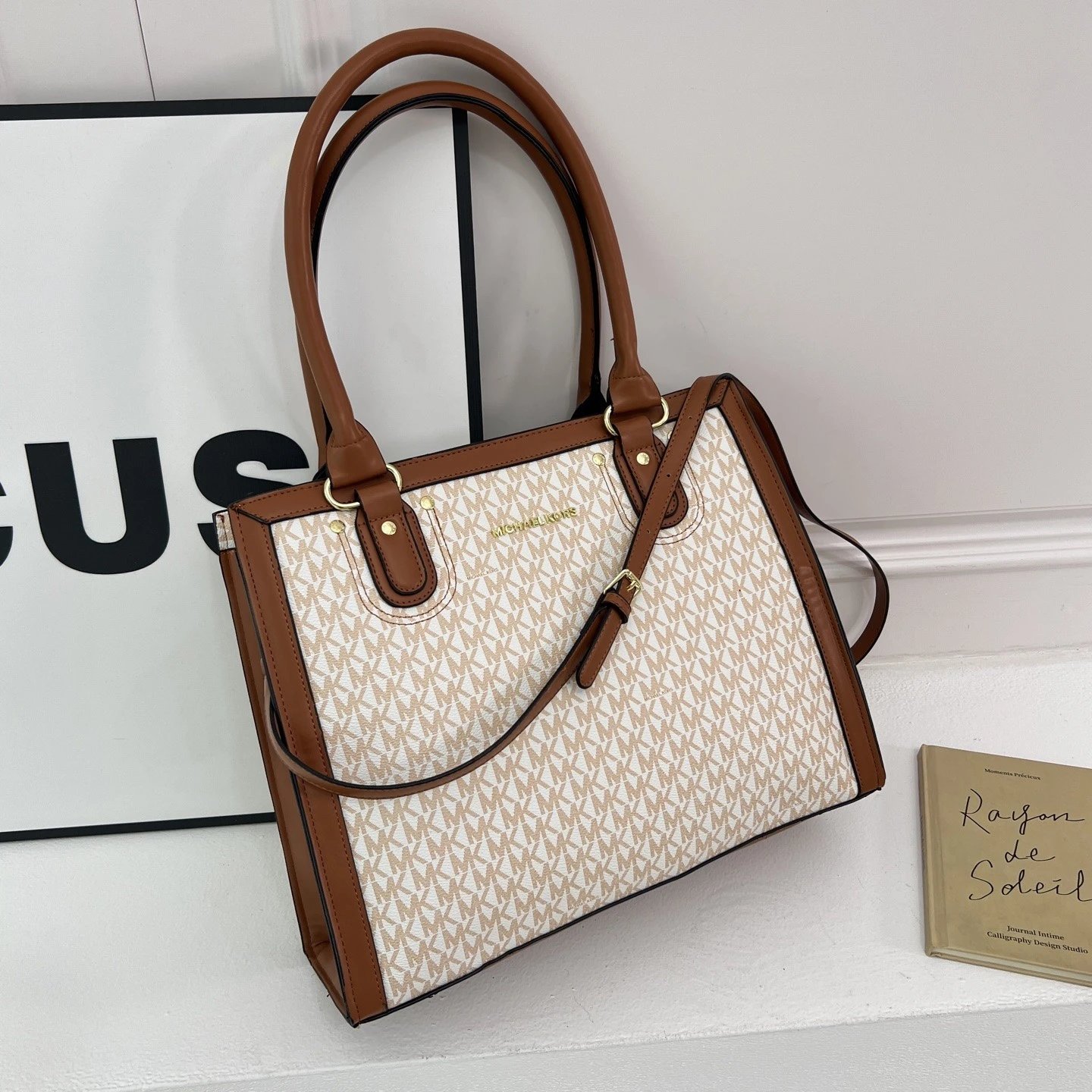 M1CHEL K0RS MK Hope 中号经典复古老花满印托特包 PVC 拼色LOGO坠饰手提包斜挎包 女款 橡果棕色 11
