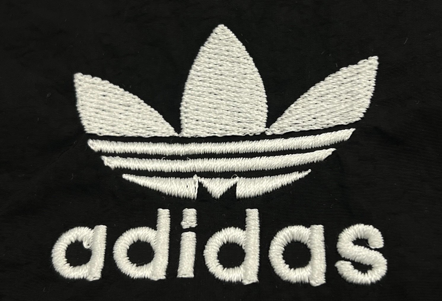2026ss夏季新品Adidas阿迪达斯三叶草高格调情侣款夹克把质感焊在身上

 Adidas三叶草防晒夹克机能美学的松弛感

谁懂啊这件阿迪达 4
