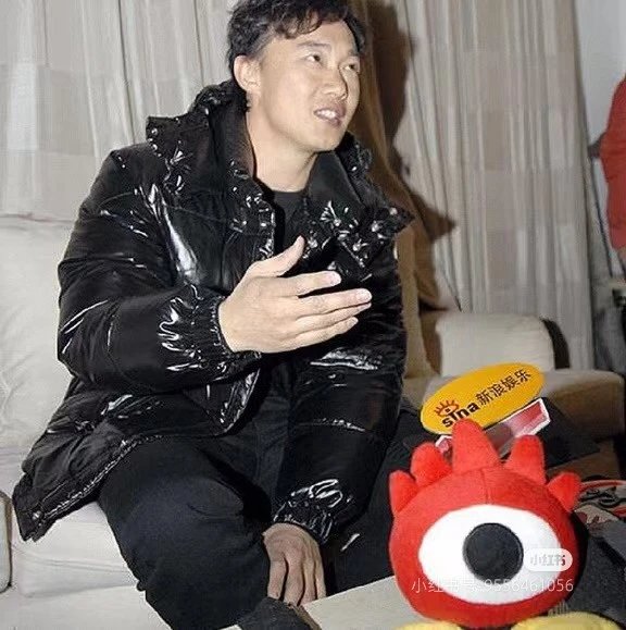 2024ss冬季新款陈奕迅同款蒙口玛雅羽绒服 Moncler Maya 蒙口亮面小标羽绒服 
Moncler Maya 经典之作亮面小标羽绒服 袖口上的口袋与小 9