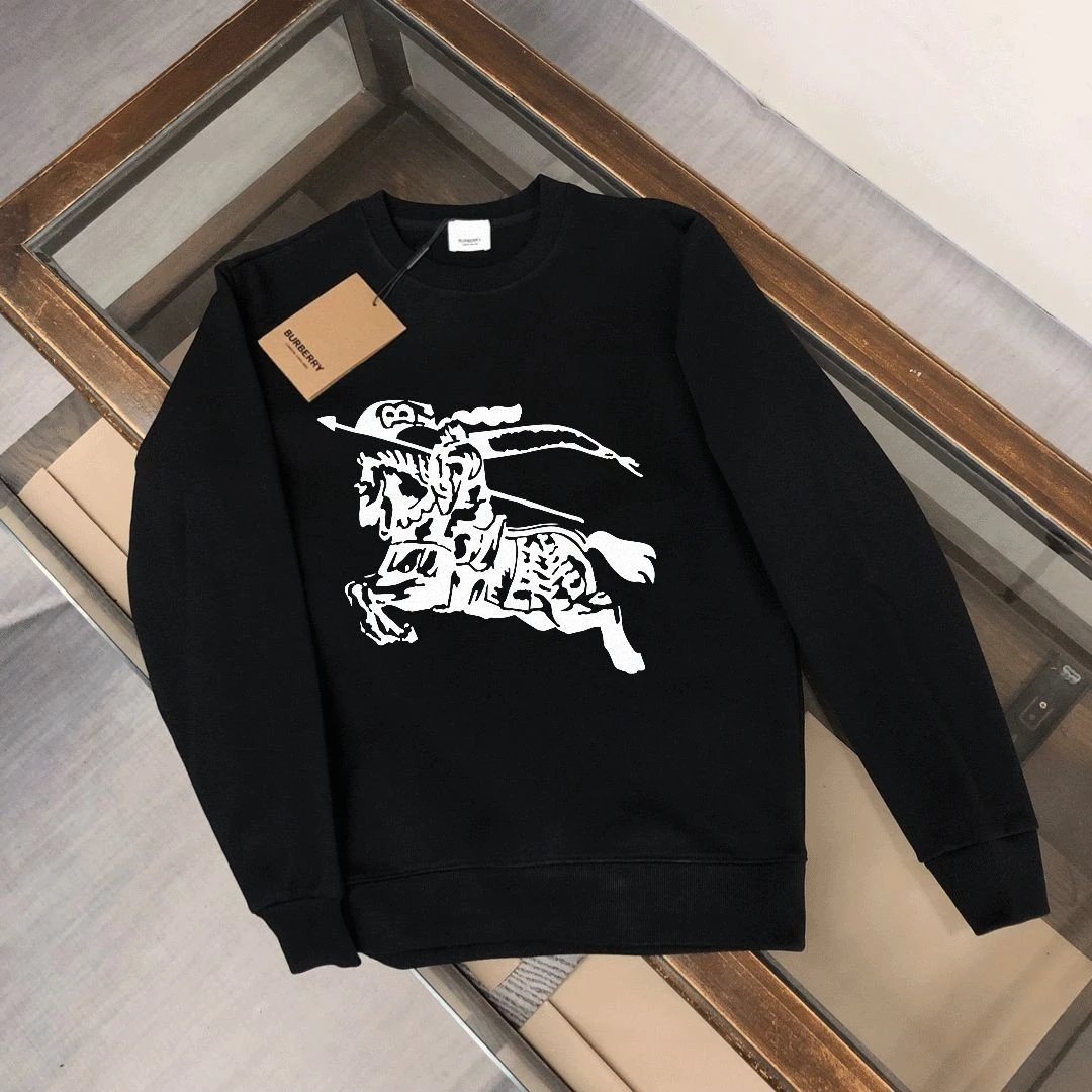 Burbrrry 巴宝丽 2025秋冬男女同款圆领卫衣工艺采用数码印花工艺设计上身舒适透气不僵硬整体有着丰富的立体感品质出口订单定制专属纯棉面料剪裁满足通勤人们对于着装的简约需