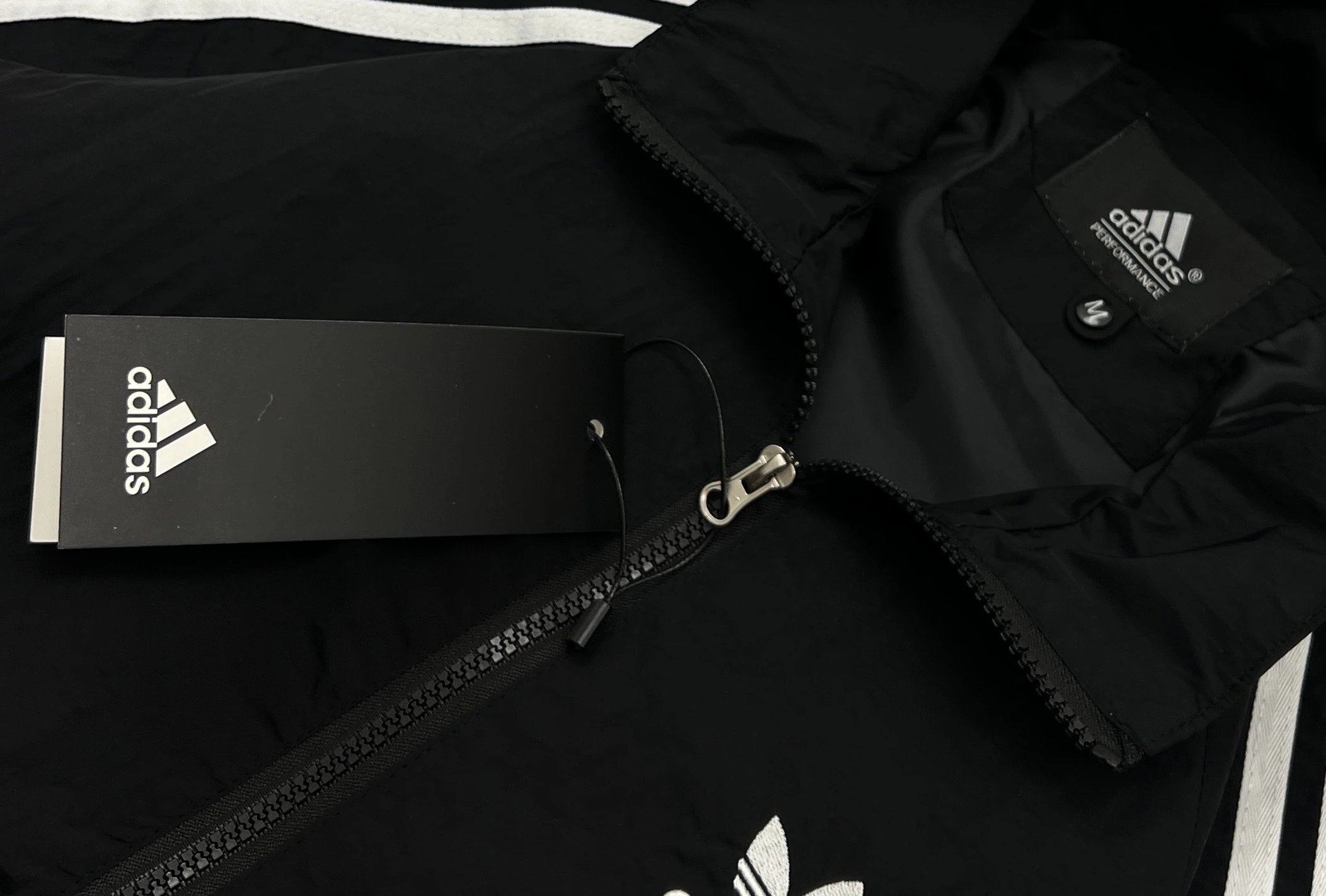 2026ss夏季新品Adidas阿迪达斯三叶草高格调情侣款夹克把质感焊在身上

 Adidas三叶草防晒夹克机能美学的松弛感

谁懂啊这件阿迪达 9