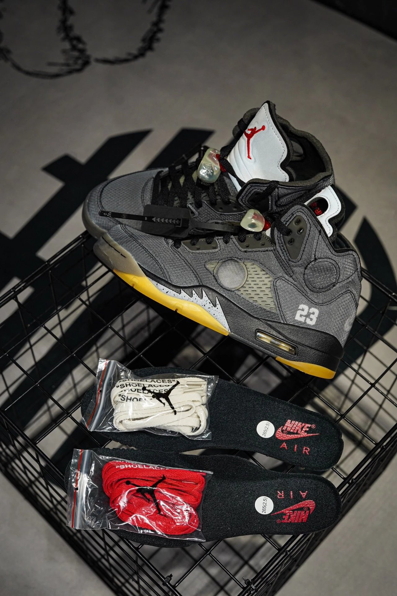 【福利特价 Off-White™ x Air Jordan Retro 5】性价比极高 "Black/Muslin-Fire Red" 黑蝉翼 采用进口纱网 攻克鞋面发皱问题