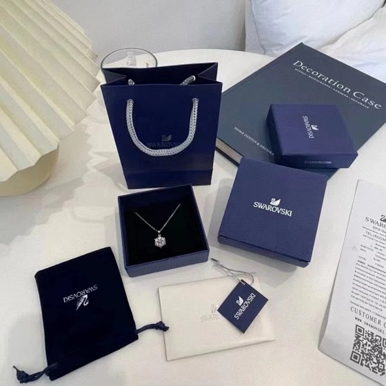 Swarovski Snowflake Necklace Full Set Packaging - Love at First Sight, Soft and Elegant on Any Outfit, Exuding Graceful Sophistication with Every Move - Breathtakingly Beautiful!!