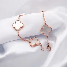 thumbnail for The Van Klee family makes the journey of love accumulate more touching memories. Hide love in surprises and light up the shining moments that belong to love. Van Klee's white mother-of-pearl five-flower bracelet