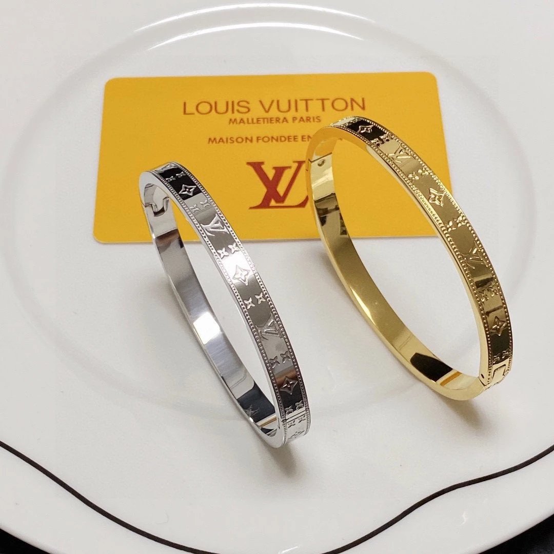 New Collection Engraved Bangle Unisex Style! Premium Craftsmanship CNC Cutting & Imported Engraving Machine Heavy-Duty Build Premium Feel 💗A High-End Bangle with Exceptional Quality🧡