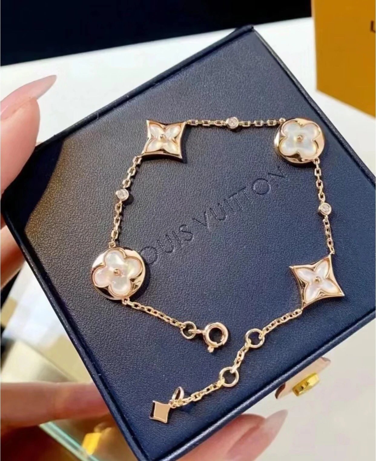 🔥 Flash Sale! Free Shipping: Smooth as Jade Four-Flower White Shell Bracelet, Bestseller 👑 Adjustable Size & Can Be Worn with Tassels