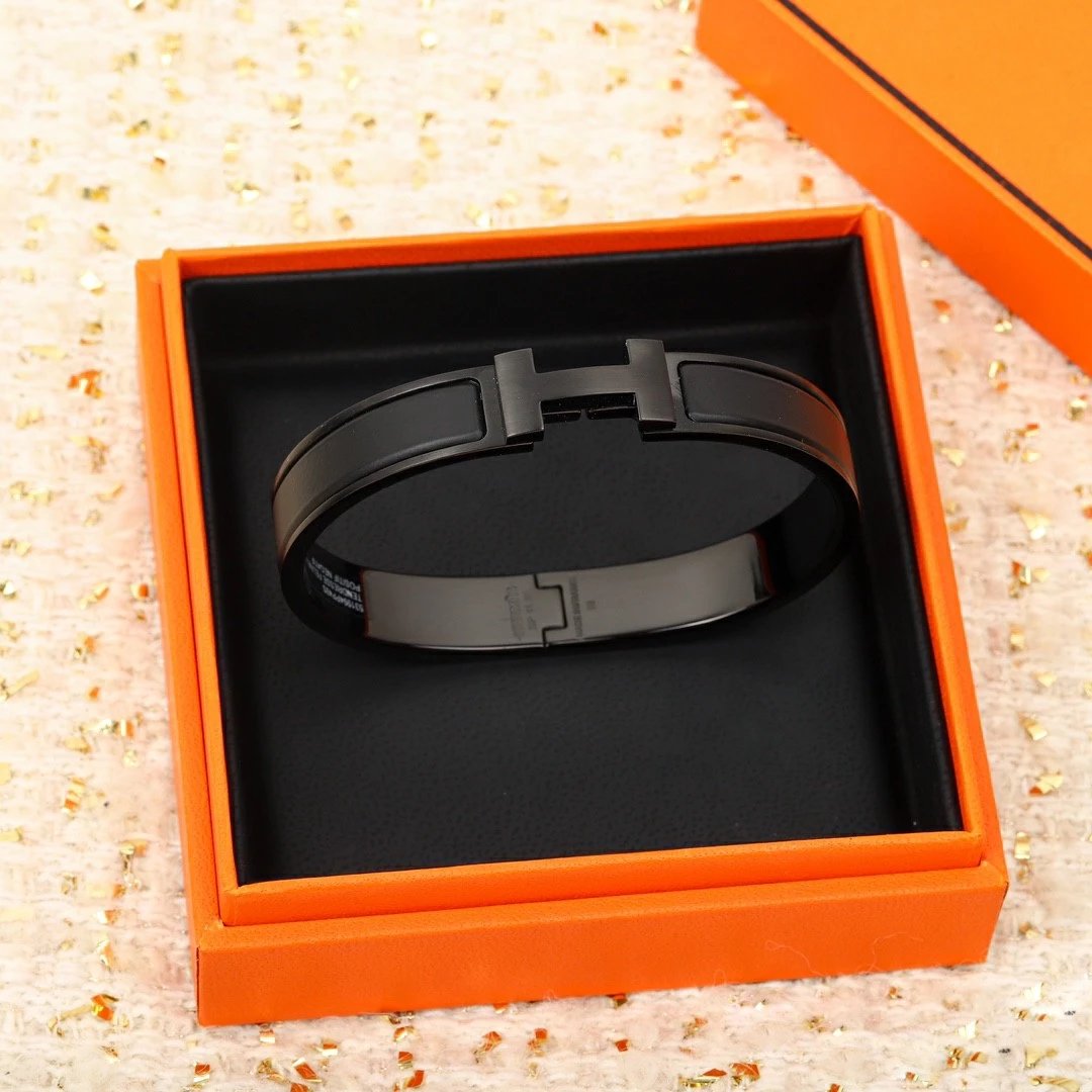 Exclusive release of all black warrior men's bracelet in the opposite version ‼️ The new Hrme men's bracelet is so stylish for men to wear, and it has a high cost performance ratio. New development