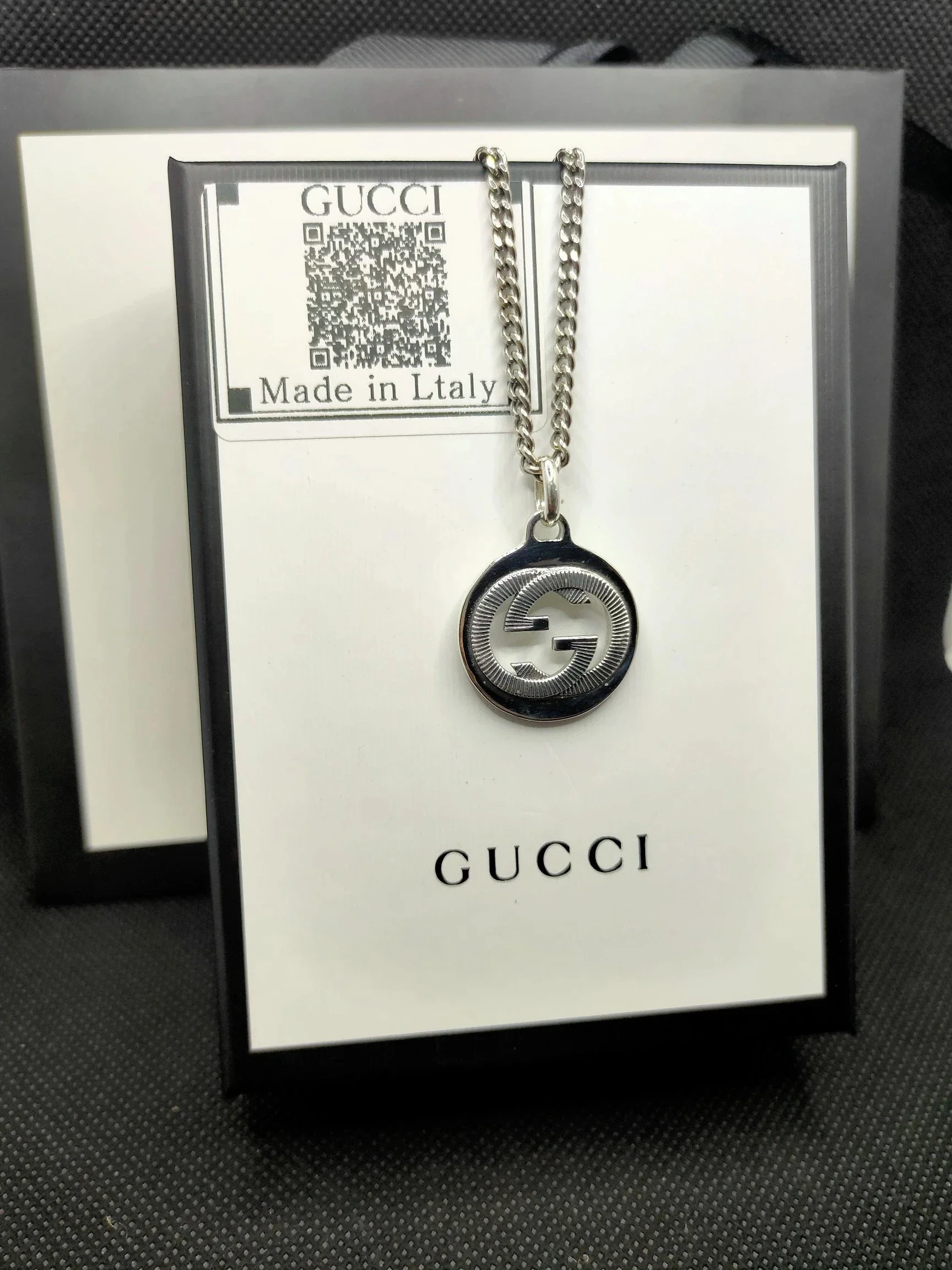 Gucci 古家古奇双g圆牌镂空吊坠项链男士项链纯银复古做旧重约23克项链长度60cm Gucci 古家古奇双g圆牌镂空吊坠项链男士项链纯银复古做旧重约23克项链长度60cm