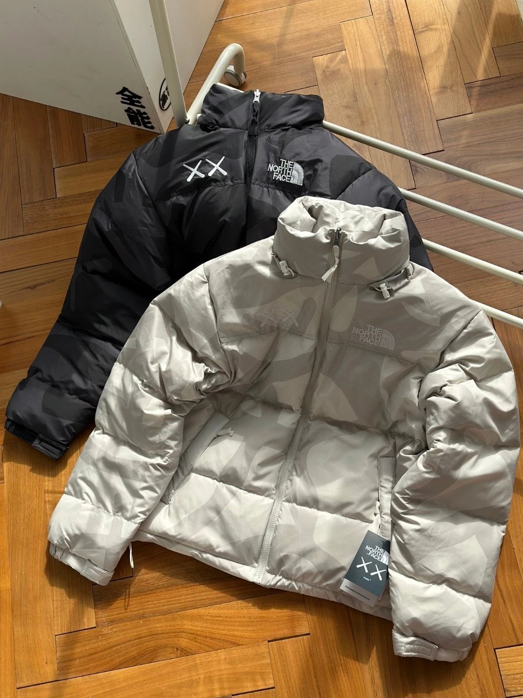 XX Kaws FW22 1966 Nuptse down Jacket Cross Embroidery Camouflage Stand Collar Down Jacket Unisex yh