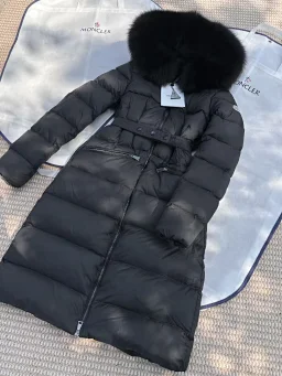 thumbnail for M Boed 2025秋冬新款成人女士羽绒女士长款羽绒服夹克外套，Boed女士羽绒夹克采用longue saison面料制成，点缀皮毛饰边，提供温暖呵护