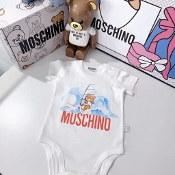thumbnail for Moschino莫斯奇诺2025春夏新款婴童装男女宝宝定制款三角爬服连体衣哈衣+围嘴两件套，轻薄纯棉 A类面料，夏季穿舒适又透气 ，尺码66-90码，新款现货