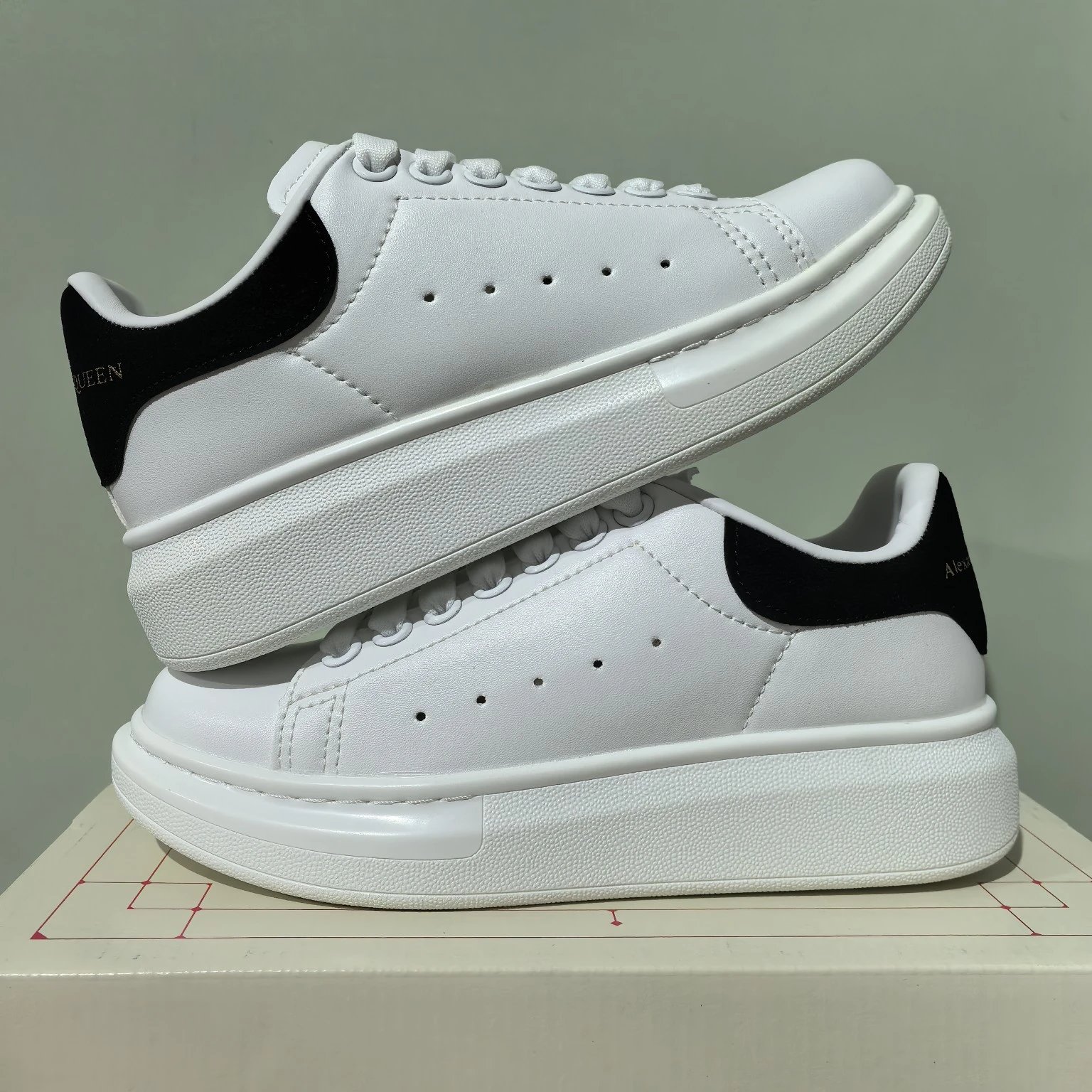 【现货秒发】Alexander McQueen亚历山大麦昆 Oversized Sneaker 麦昆 光滑小牛皮 低帮 时尚百搭 板鞋 休闲鞋 男女同款 白色