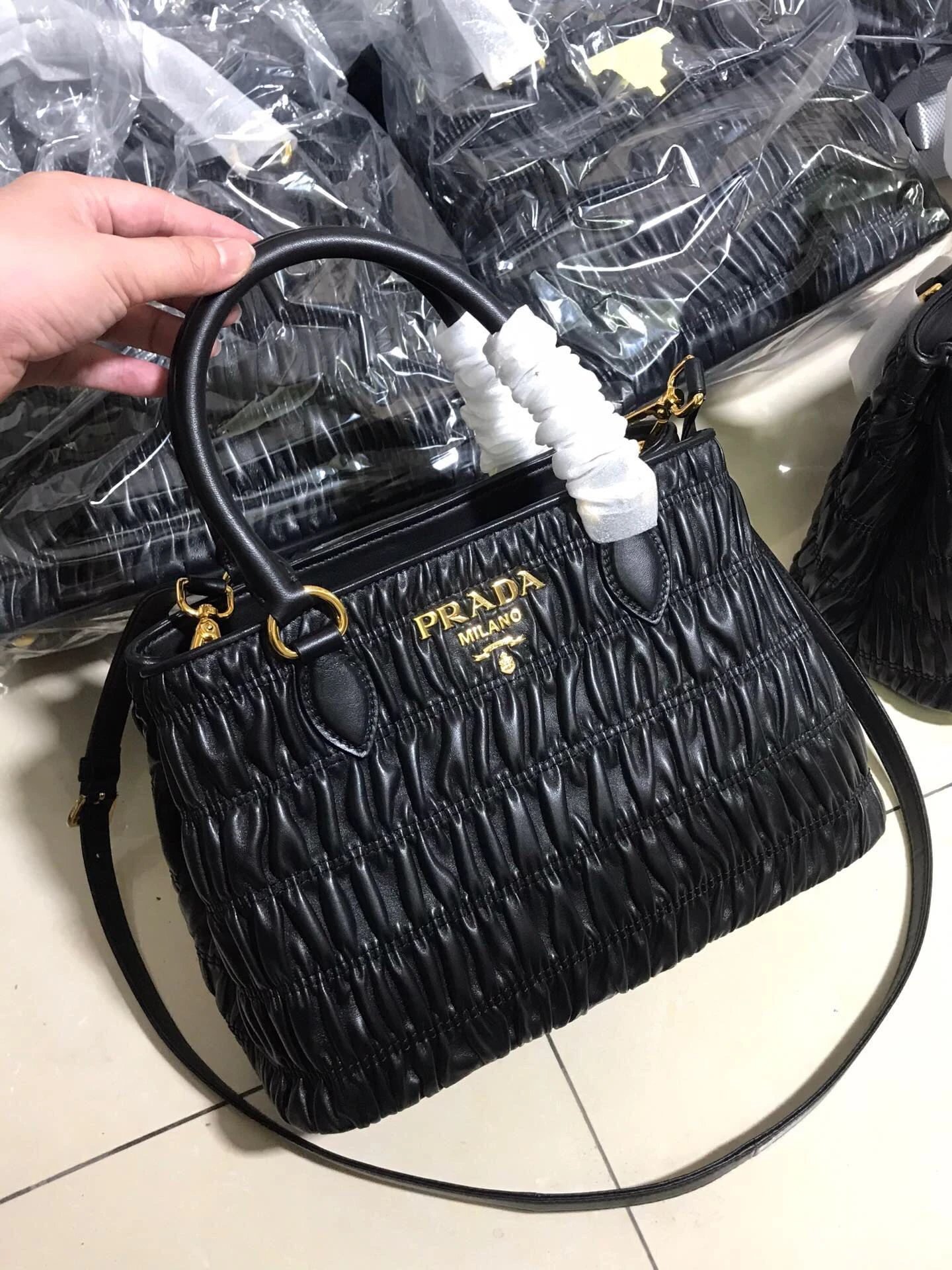 纯原单包包新款 Prada普拉达 羊皮褶皱单肩包，🉑️单肩斜挎手提包，奢华大气，时尚、典雅、奢华、俏皮、精致融为一体