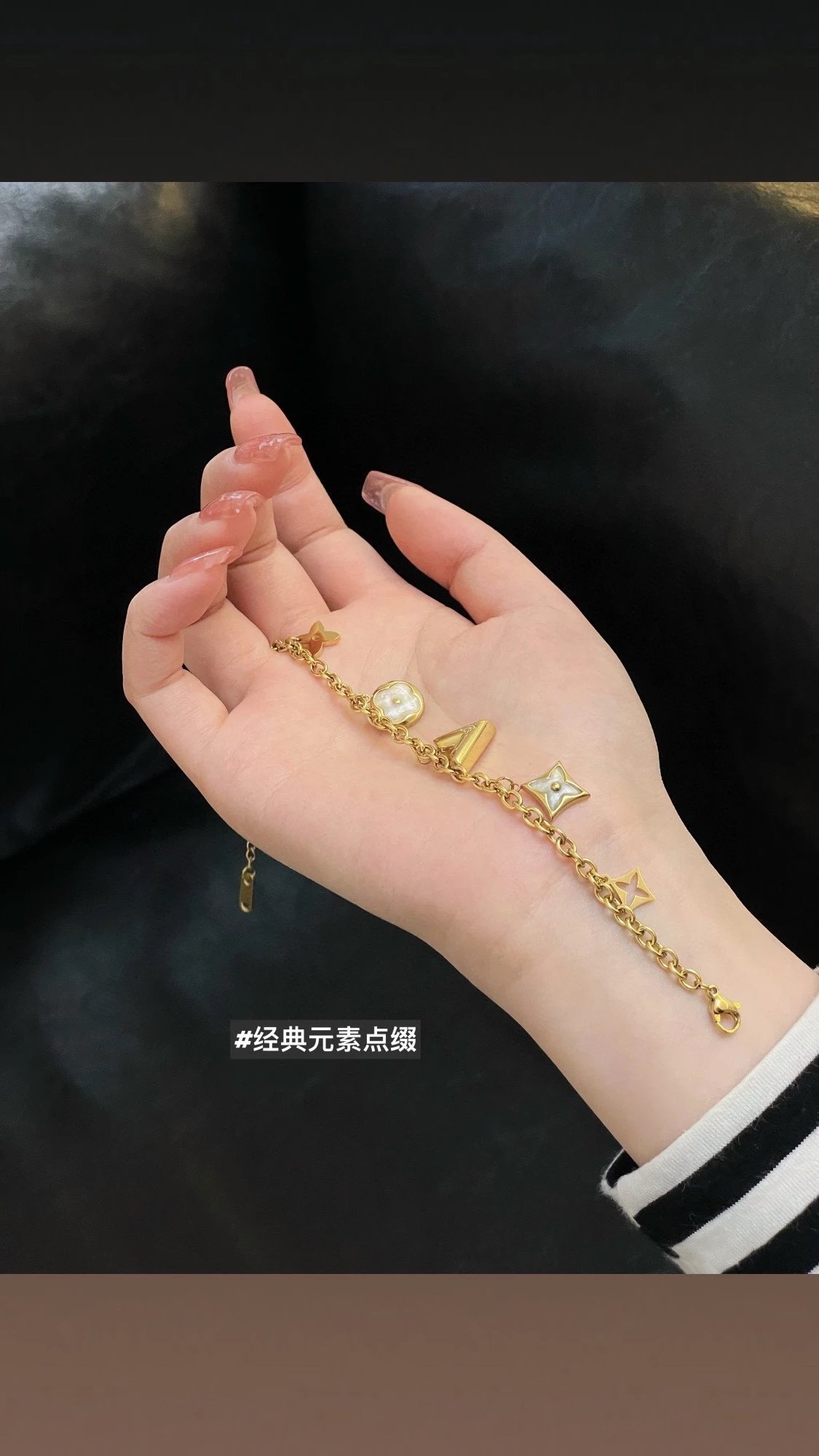 Mother of Pearl V-Shape Bracelet Titanium Steel Bracelet Non-Fading Gold Four-Leaf Clover Bracelet Mother of Pearl Bracelet Women Fashion Light Luxury Nature Style Ins Niche