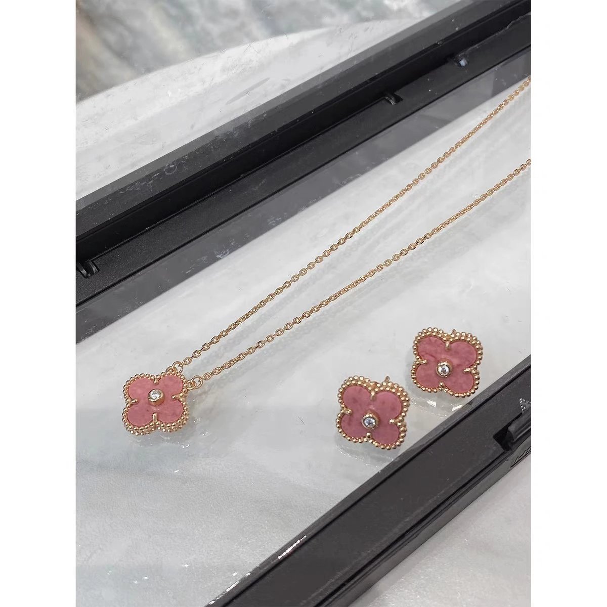 【 C+High end Version 】 Necklace Earrings Medium Four leaf Clover Rose Stone with Diamond Earrings Earclap Earrings Buckle Limited Edition Pink Rose Flower Series Set Earrings Necklace Women's Birthday Gift