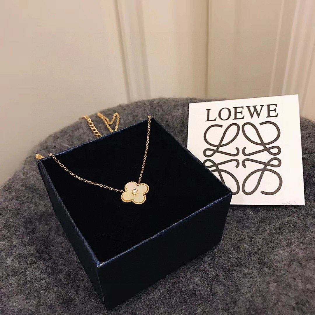 2020 new titanium steel anti-sensitive does not lose color four-leaf clover necklace collarbone chain fashion with personality pendant jewelry female
