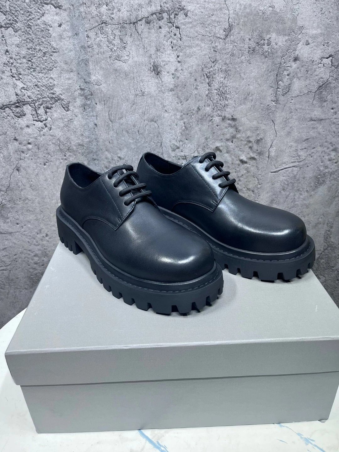 Low cut calf leather noodles